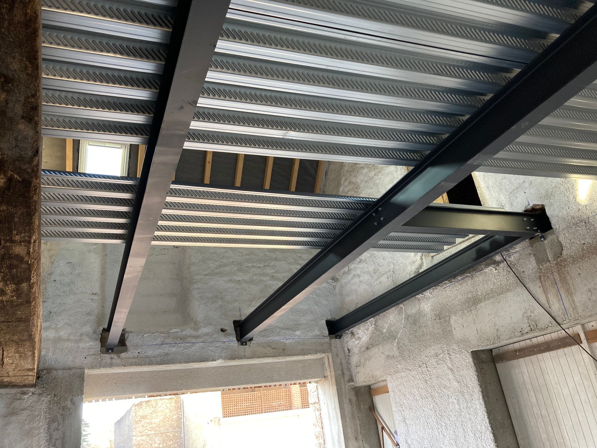 Sous-plancher et poutres en métal