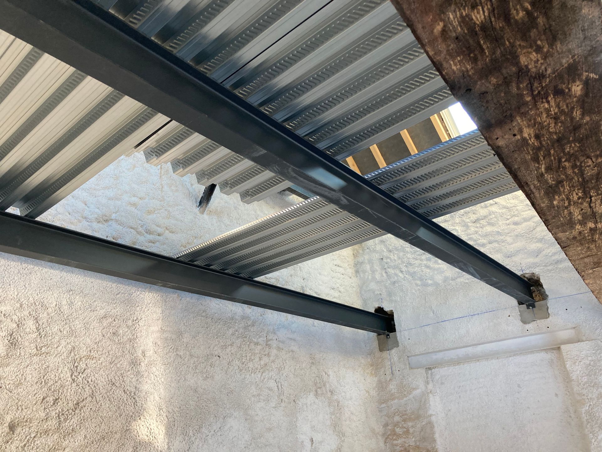 Installation des supports pour un plancher métallique