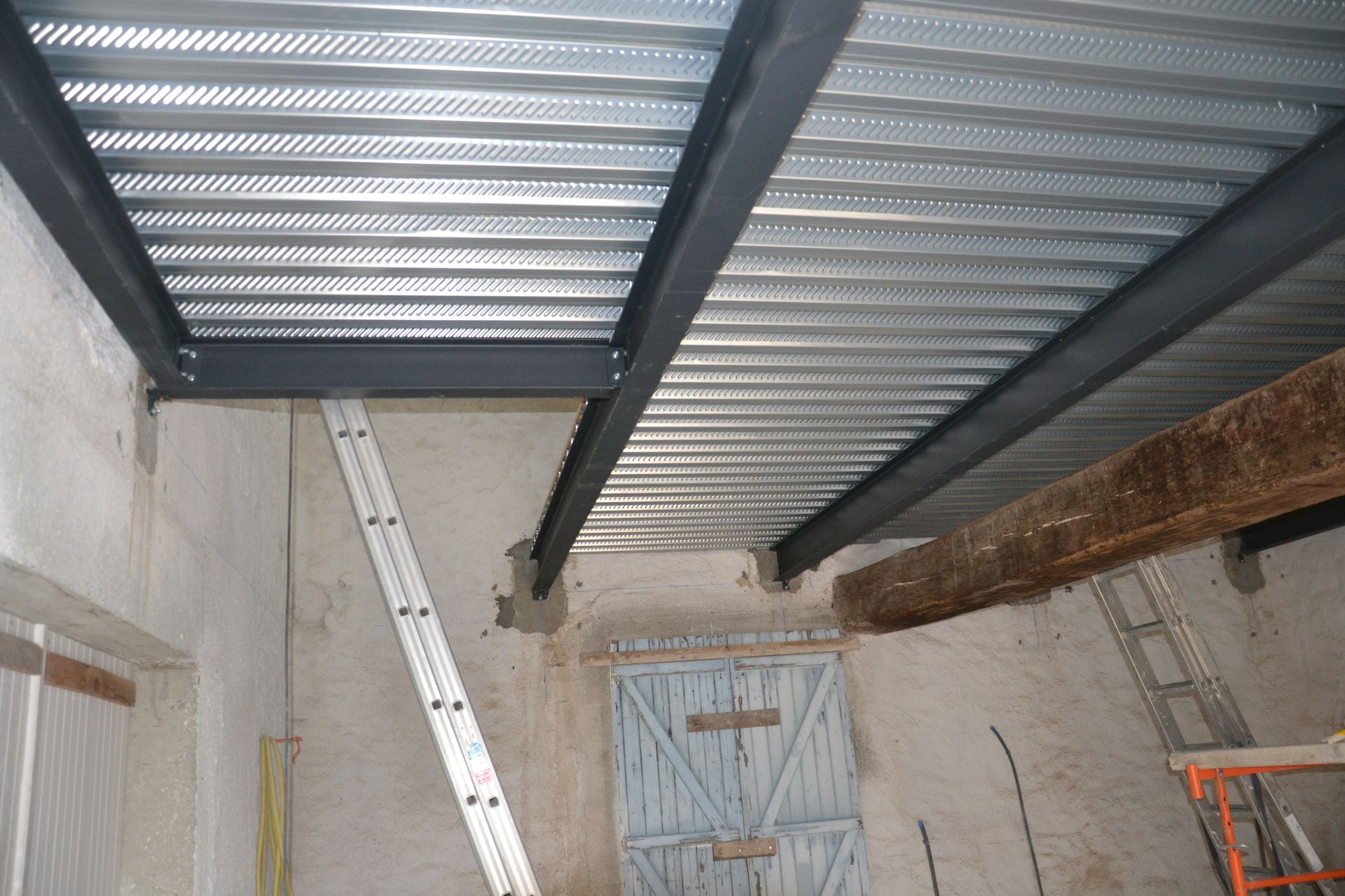 Sous-plancher et poutres en métal assemblées