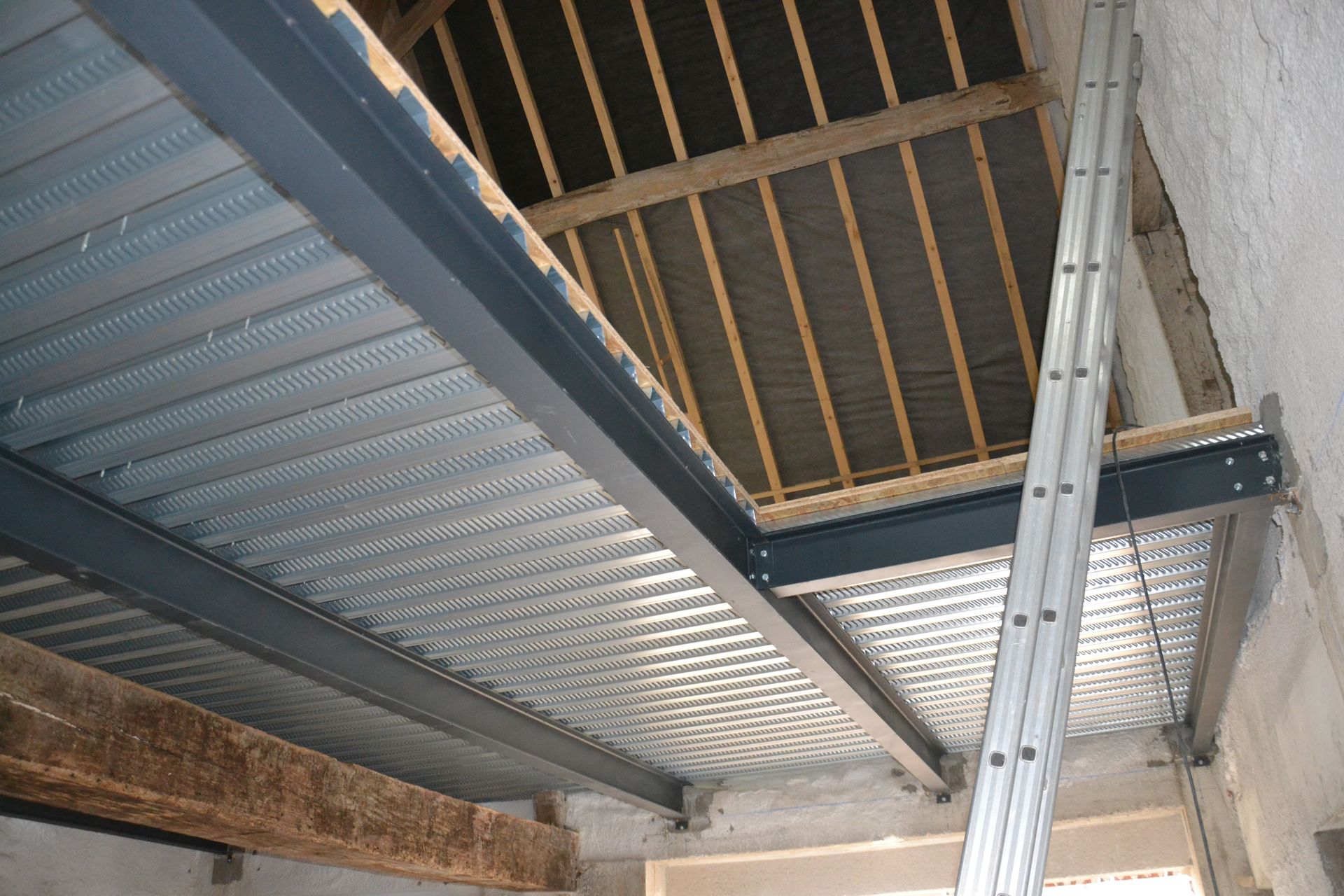 Vue des différentes couches de la construction d'un plancher en métal