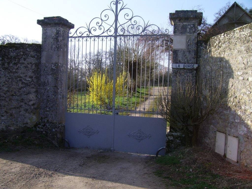 Portail métallique à battant ajouré pour l'entrée d'un particulier