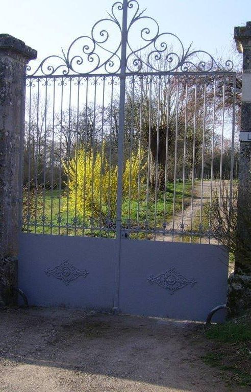 Portail d'entrée d'une propriété tout en métal