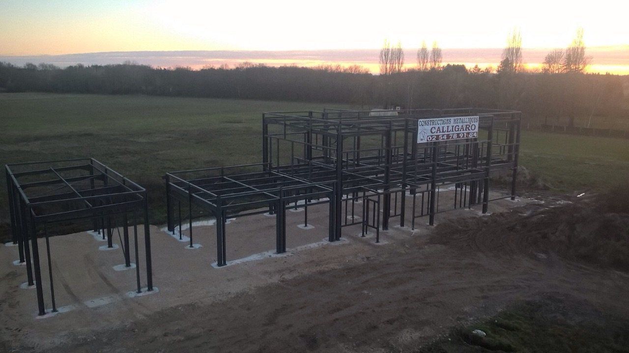 Bâtiment et dépendance à ossature en métal