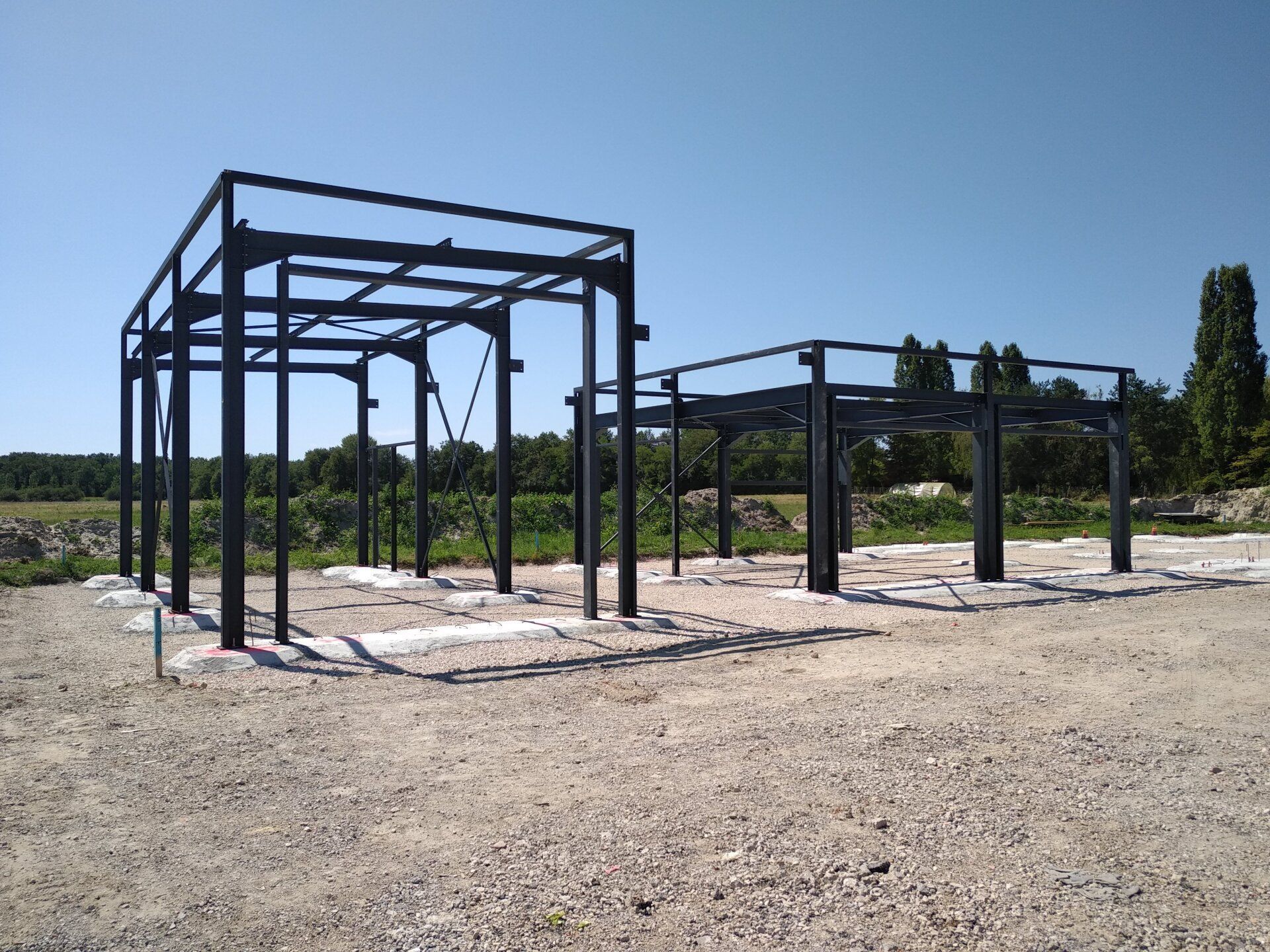 Début de chantier pour des bâtiments à ossature en métal