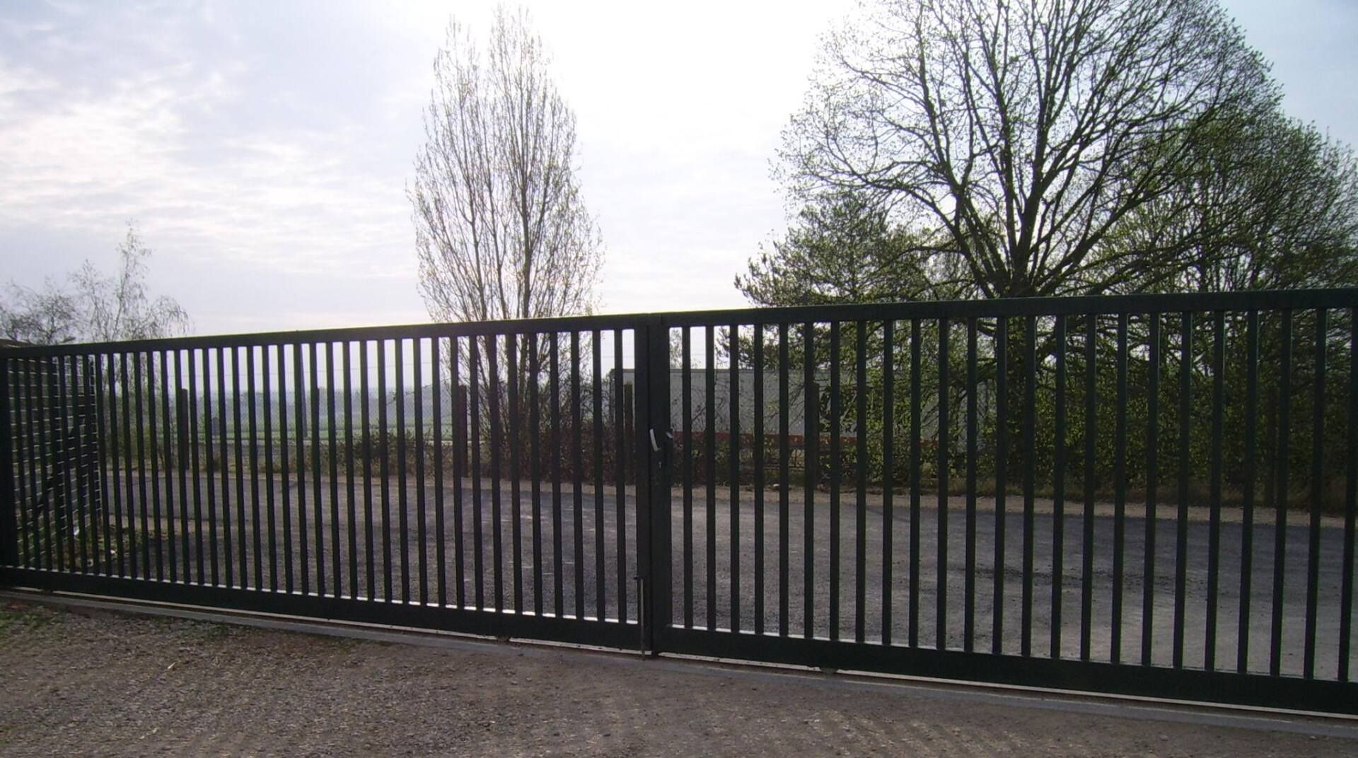 Portail coulissant en métal