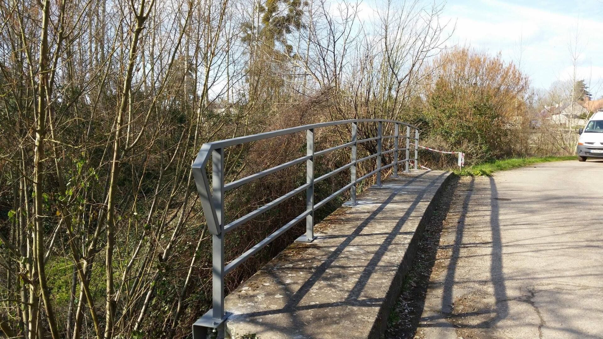Garde-corps en métal pour un pont
