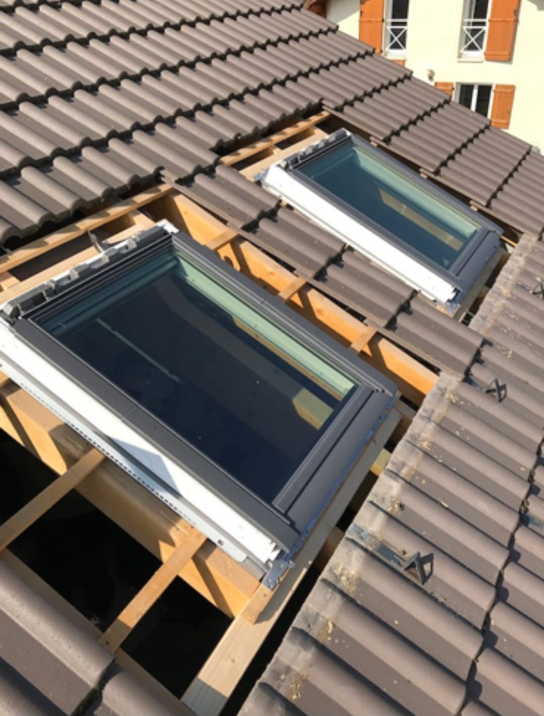 Pose de fenêtre de toit