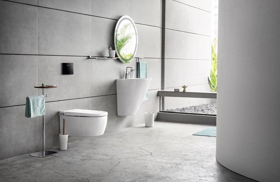 Badezimmer in weiß mit grauen großflächigen Fliesen