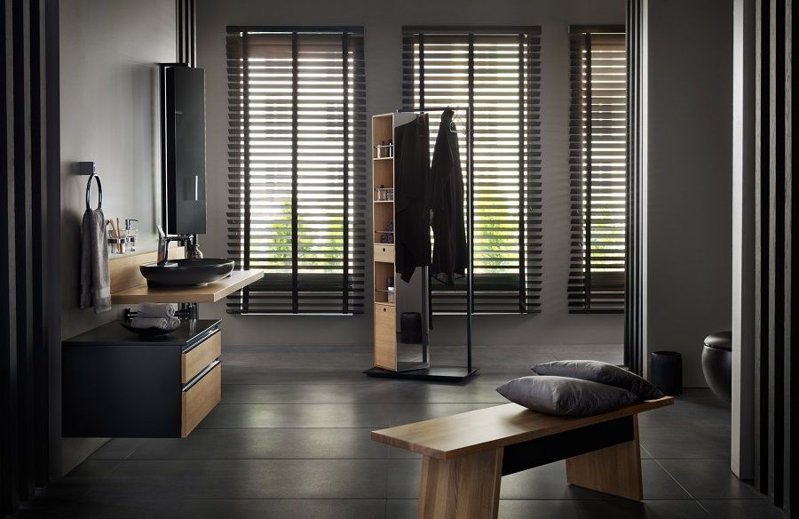 Badezimmer in Anthrazit und Holz gehalten