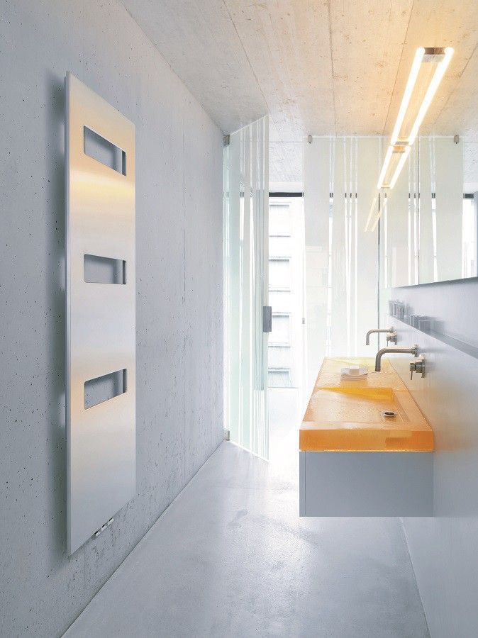 helles schlauchartiges Badezimmer