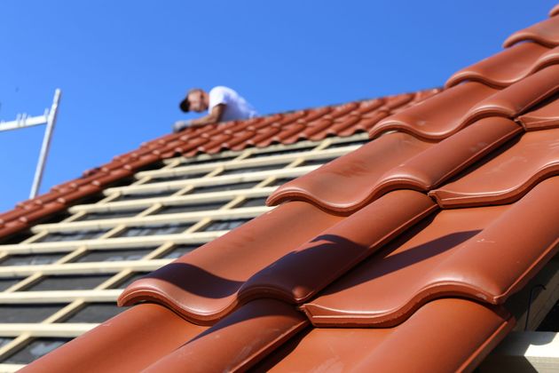 Bild von Dacharbeit mit Ziegeln