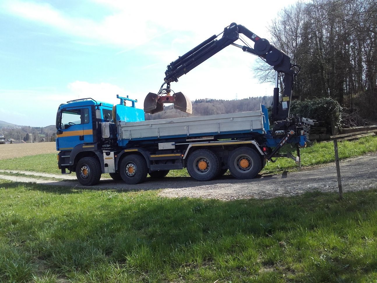 Transportfahrzeug mit Kran | Keller Garten- & Tiefbau | Gartenbau, Poolbau, Teichbau, Schwimmteichbau & Gartenpflege | Endingen, Aargau