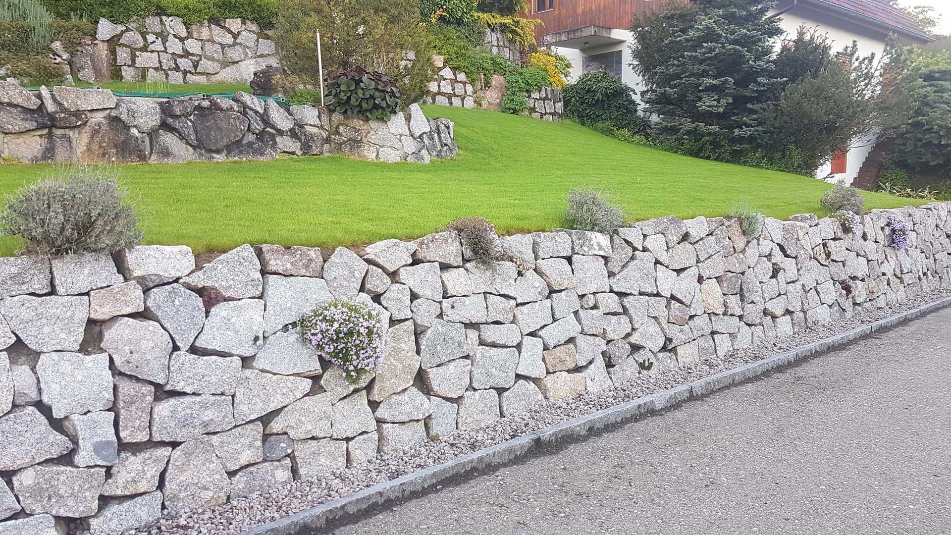 Kiesplatz | Keller Garten- & Tiefbau | Gartenbau, Poolbau, Teichbau, Schwimmteichbau & Gartenpflege | Endingen, Aargau