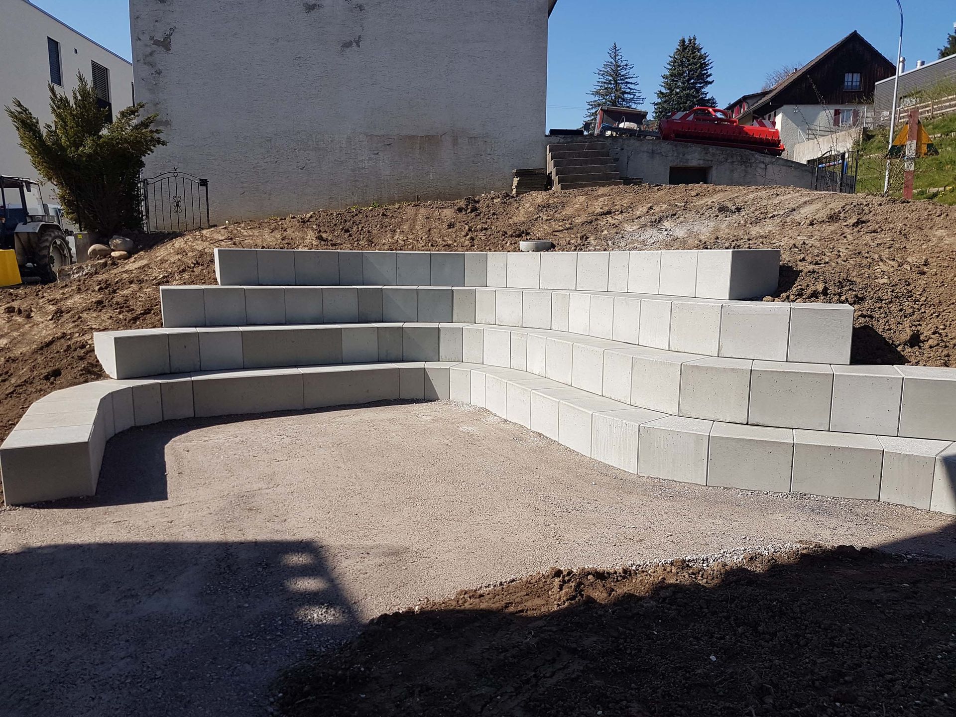 Kiesplatz | Keller Garten- & Tiefbau | Gartenbau, Poolbau, Teichbau, Schwimmteichbau & Gartenpflege | Endingen, Aargau