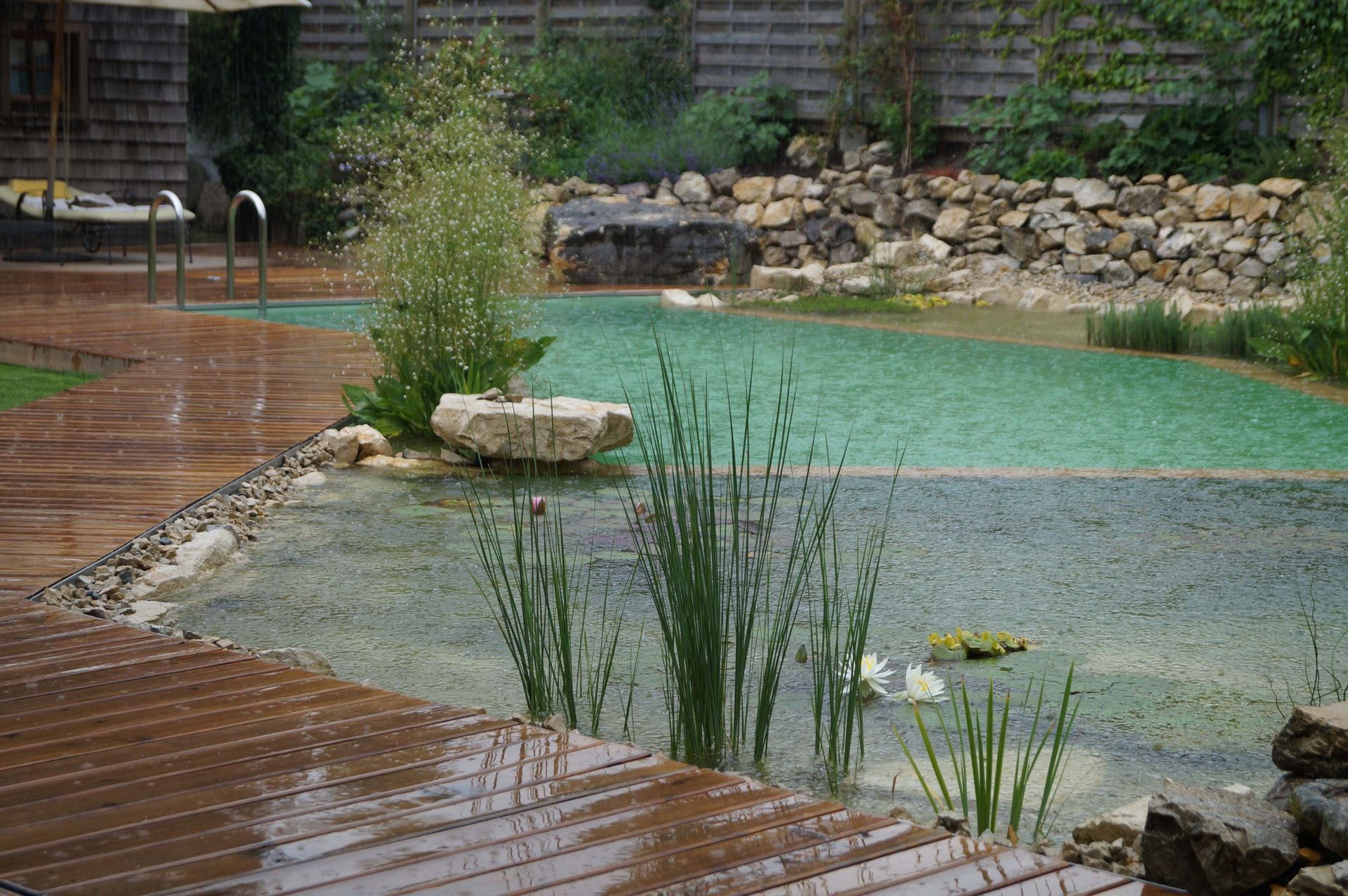 Biologischer Schwimmteich | Keller Garten- & Tiefbau | Gartenbau, Poolbau, Teichbau, Schwimmteichbau & Gartenpflege | Endingen, Aargau
