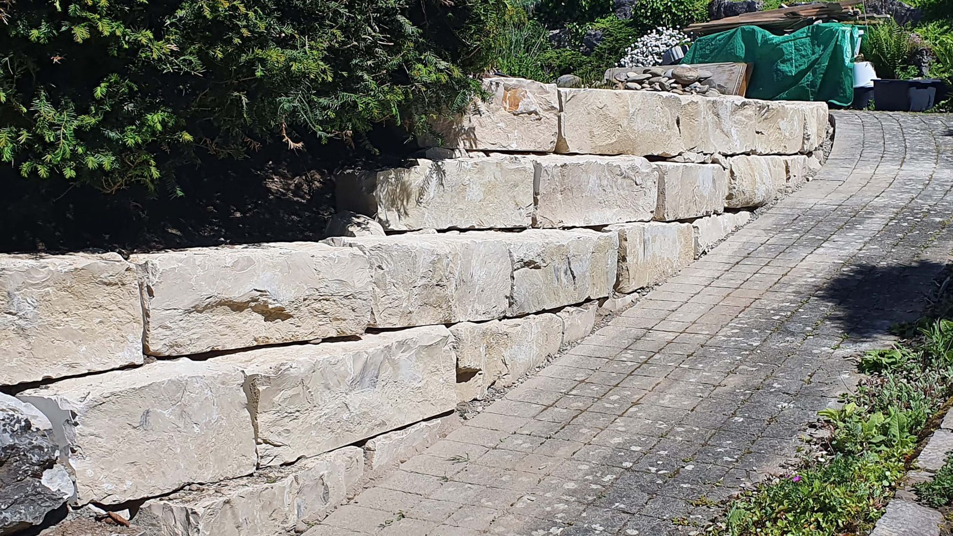 Kiesplatz | Keller Garten- & Tiefbau | Gartenbau, Poolbau, Teichbau, Schwimmteichbau & Gartenpflege | Endingen, Aargau