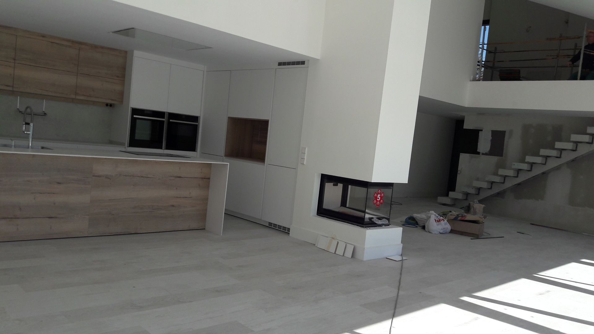 Hay una escalera en el medio de la habitación.