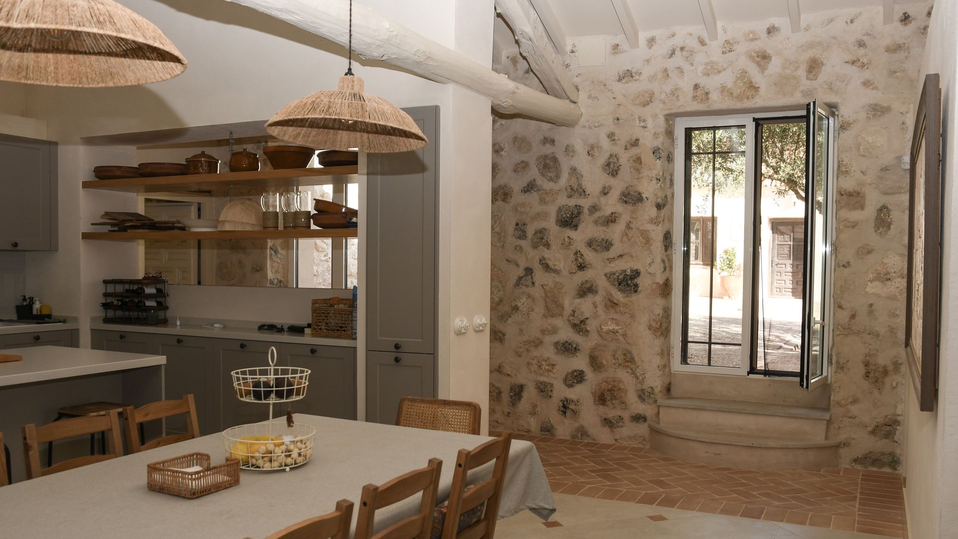 Una cocina con mesa y sillas y una ventana.