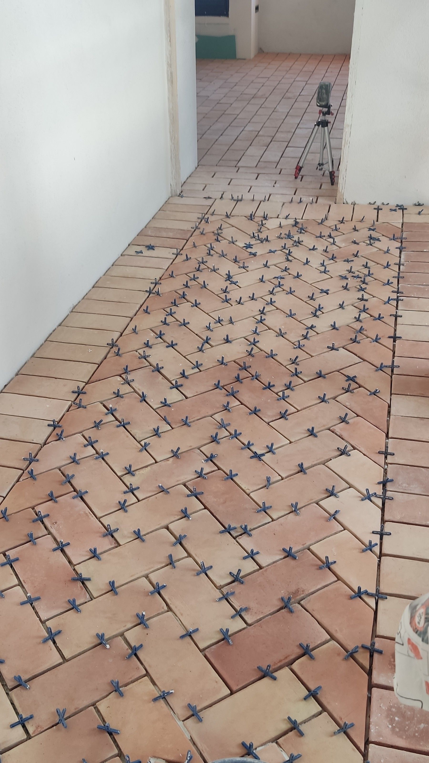 Se está instalando un suelo de ladrillo con diseño en espiga.