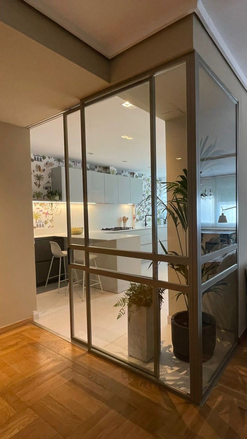 Hay una pared de vidrio entre la cocina y la sala de estar.