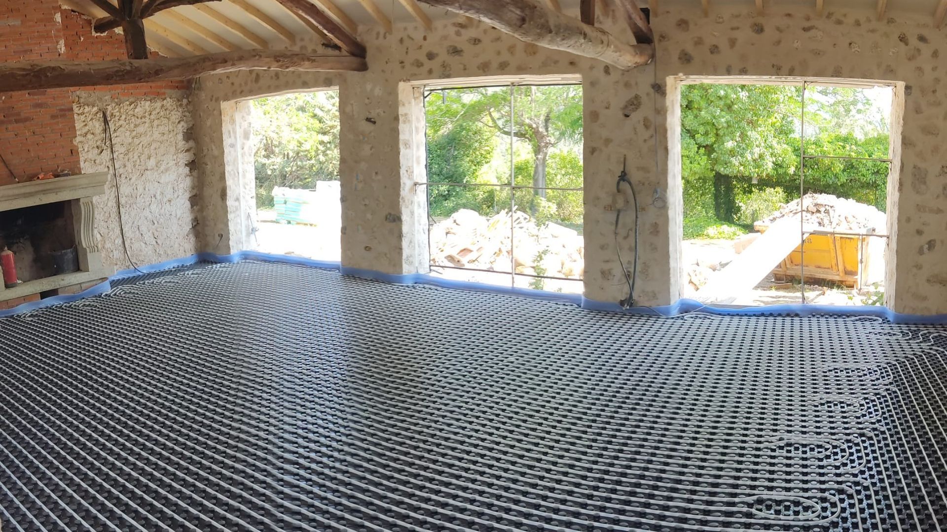 Una habitación grande con muchas ventanas y un patrón circular en el suelo.