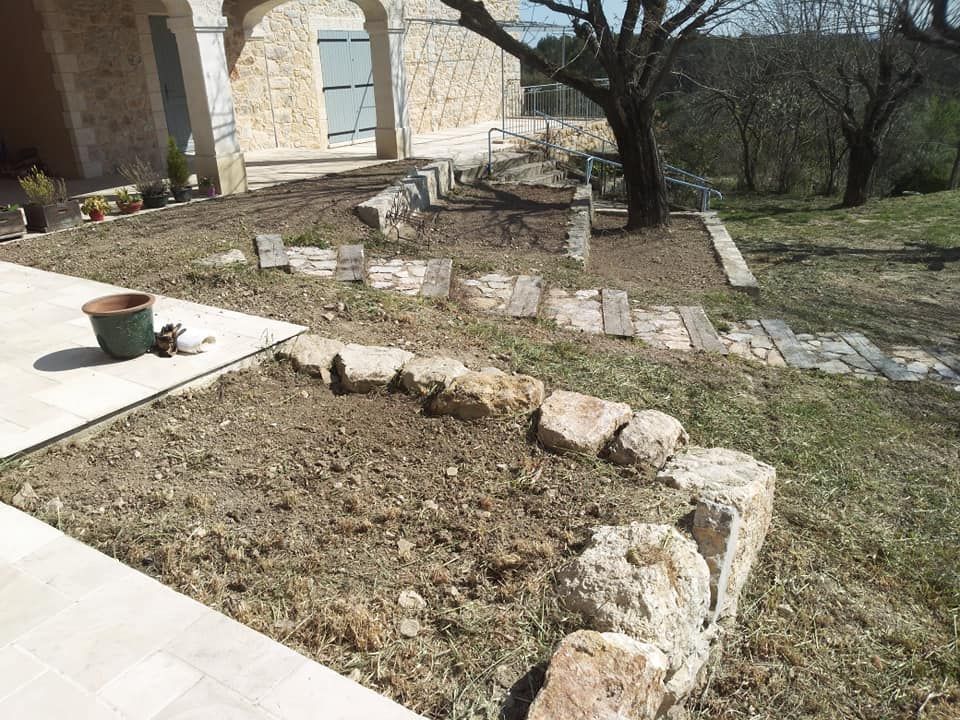 Un jardin avec des aménagements en pierre de taille
