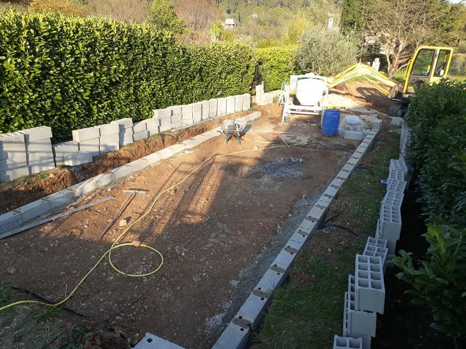 Une piscine à coque creusée à l'arrière d'une maison