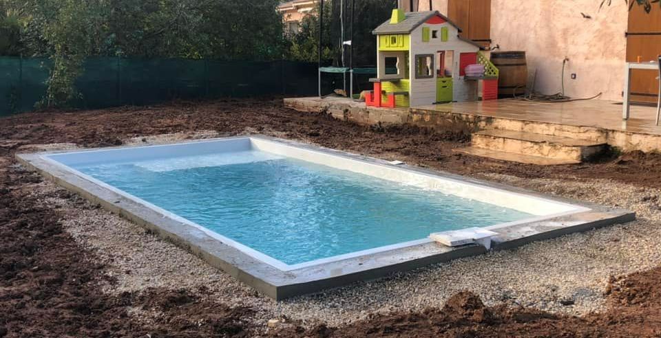 Piscine dans un jardin avec une cabane d'enfants