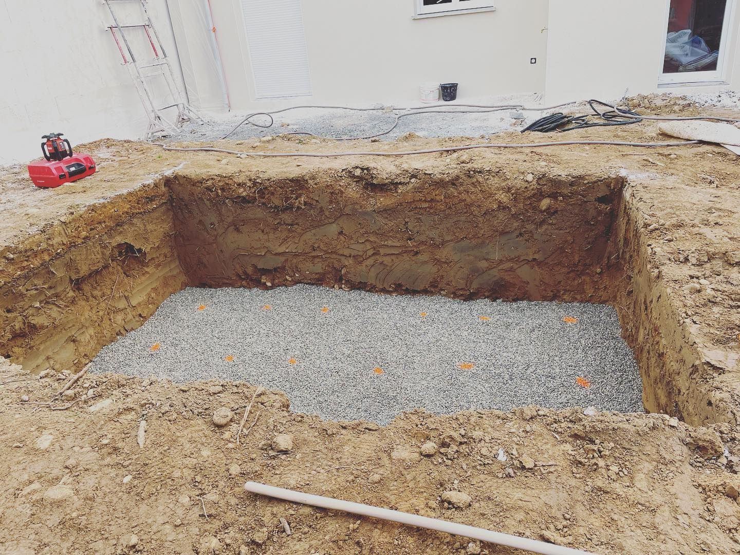 Un trou pour une piscine avec des graviers au fond