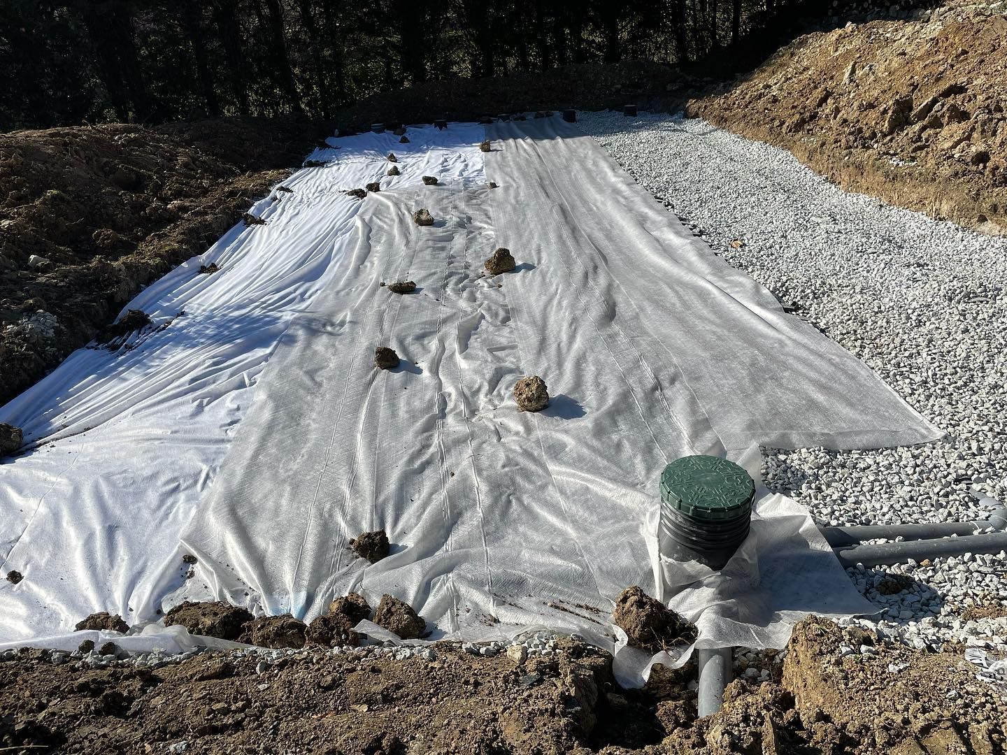 Une bâche recouvre un terrain