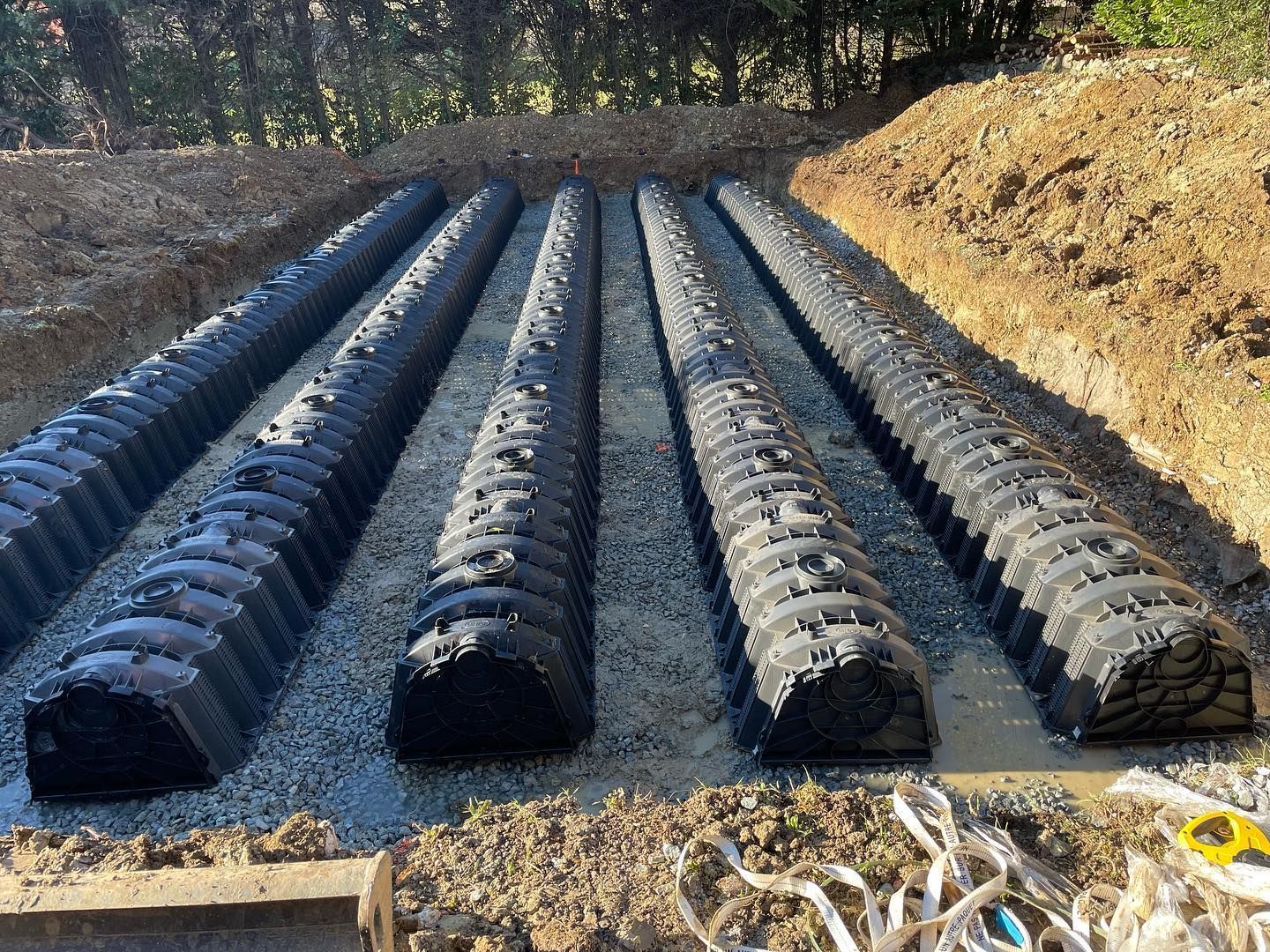 Terrain déblayé rempli de citernes noires alignées