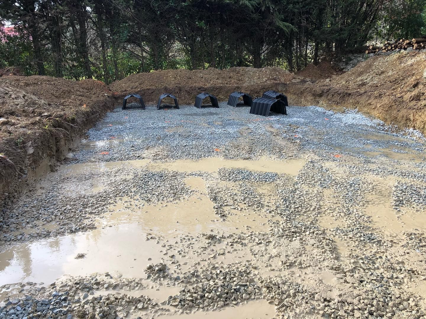 Terrain déblayé et couvert de gravillons humides