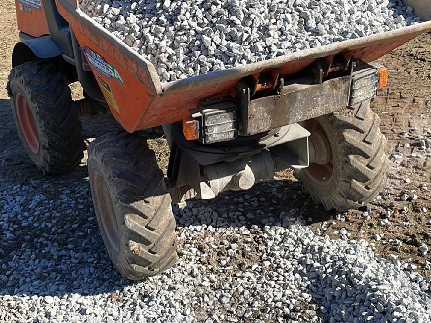 Une benne remplie de graviers