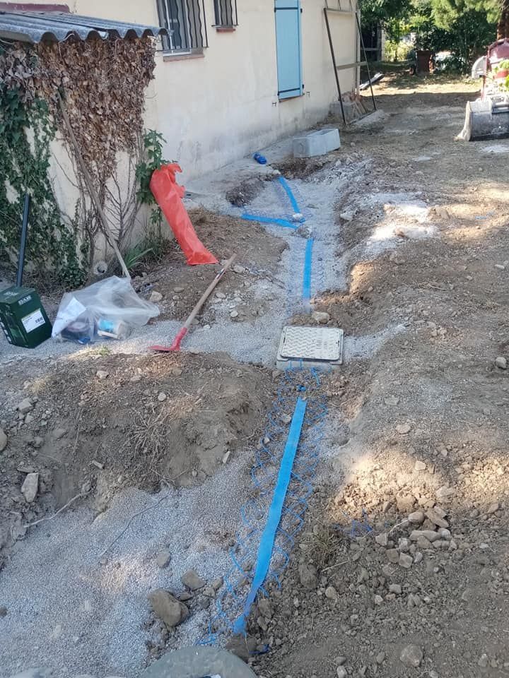 Un tuyau bleu enterré dans un jardin