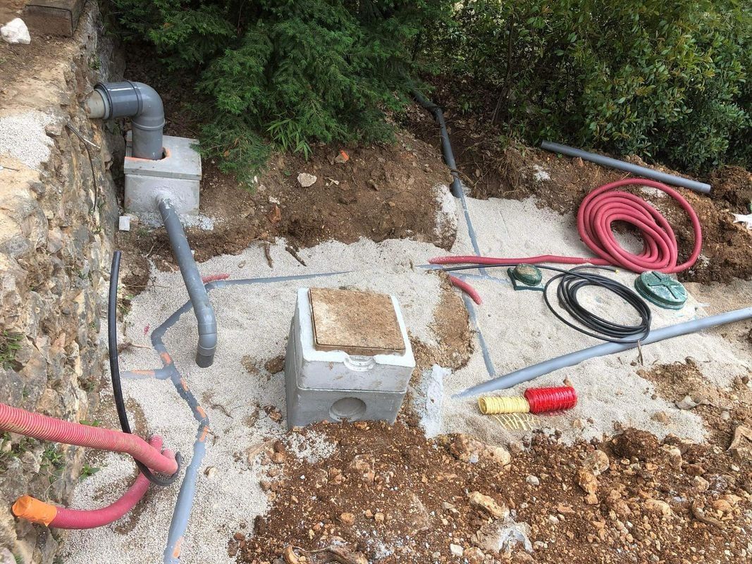 Chantier de VRD, des tuyaux et câbles dans un jardin