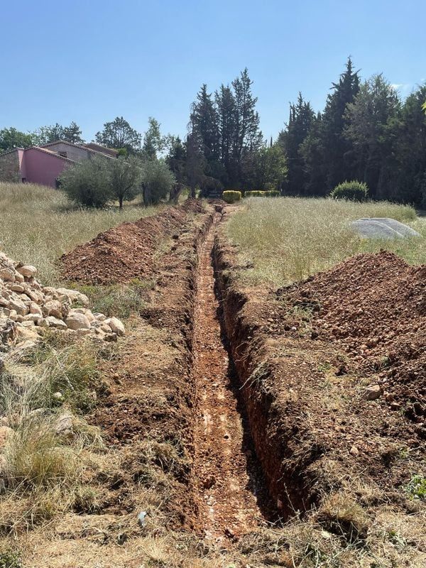 Une tranchée creusée dans un champ