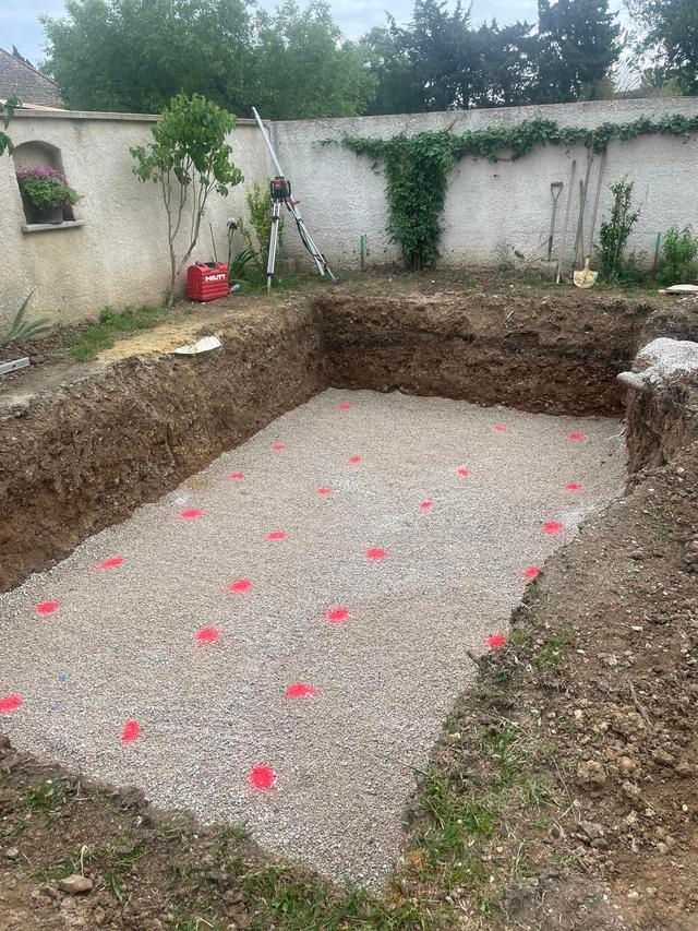 Un jardin creusé et balisé pour accueillir une piscine