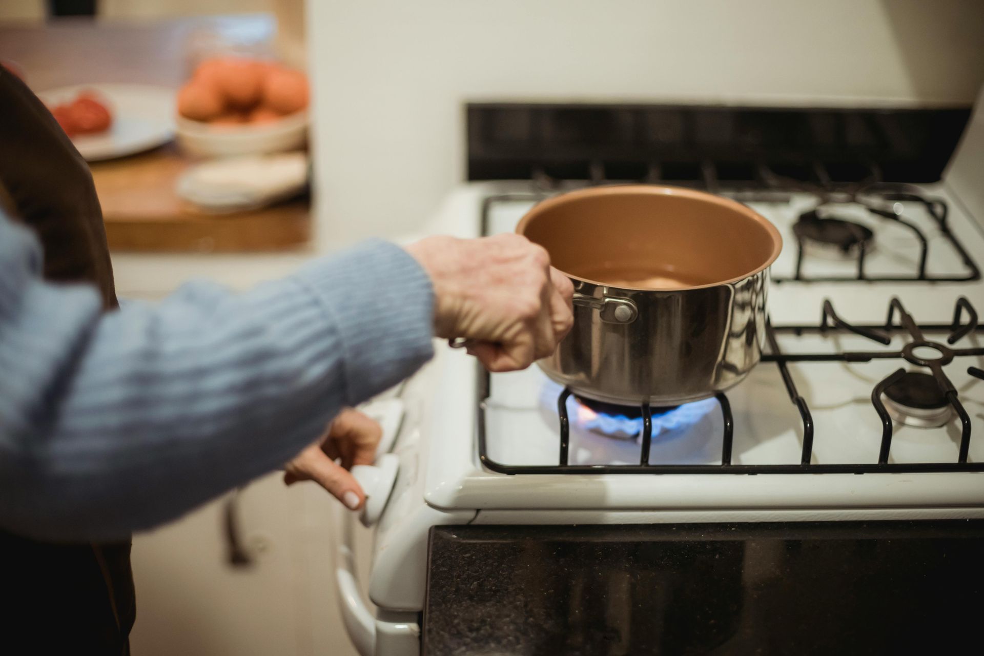 Una persona está cocinando comida en una olla sobre una estufa.