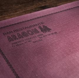 Menú o mantel individual del Bar Restaurante Aragón en Salou, con logotipo, dirección y número de teléfono impresos en lino morado.