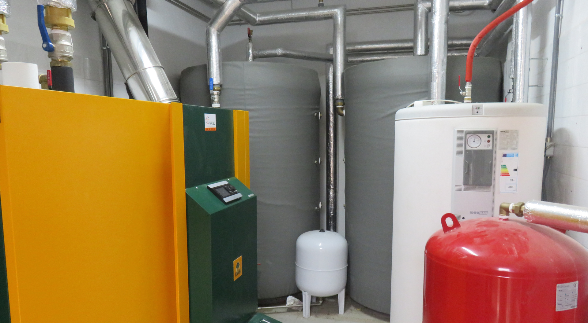 Sistema de calefacción con componentes de color amarillo