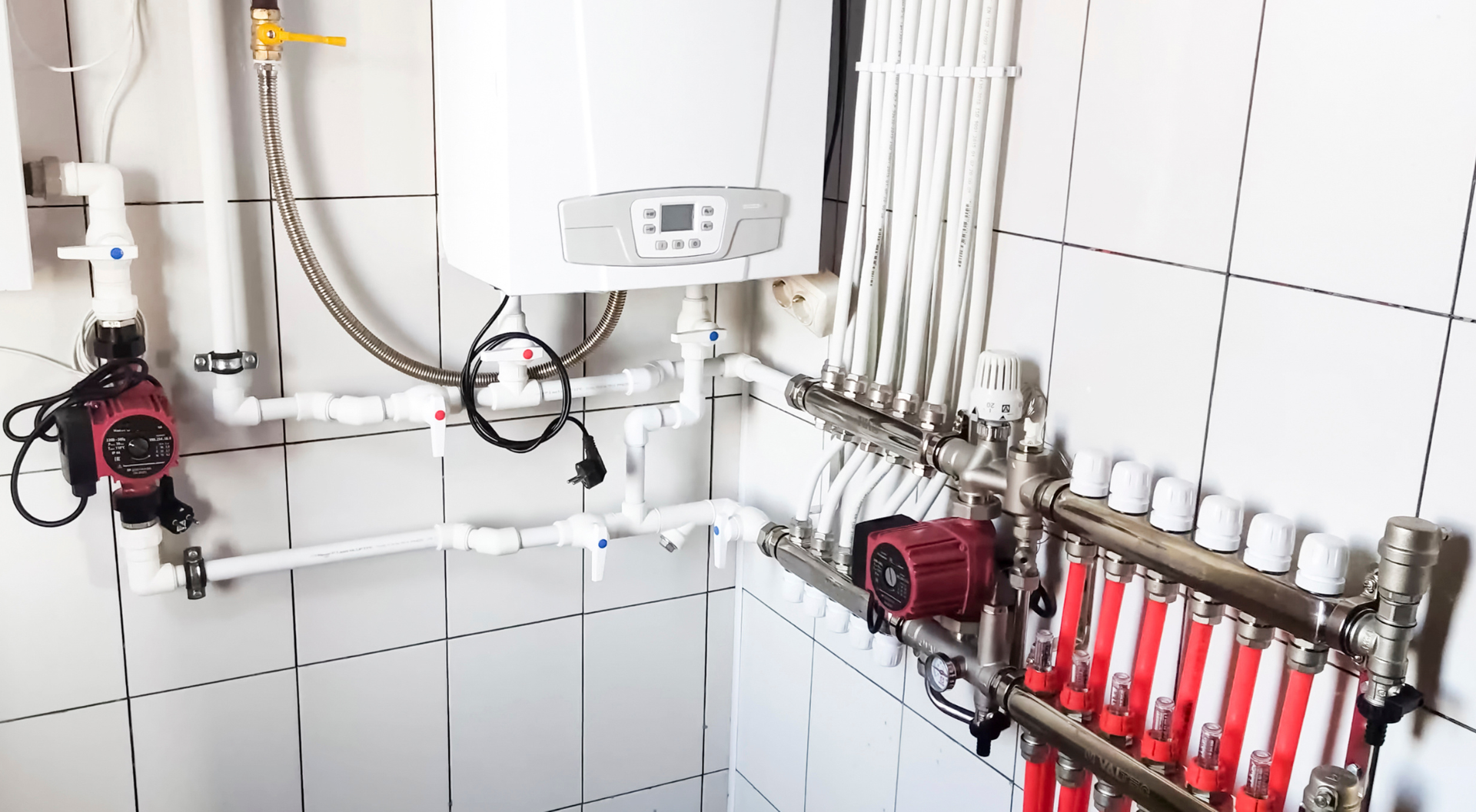 Habitación con azulejos blancos