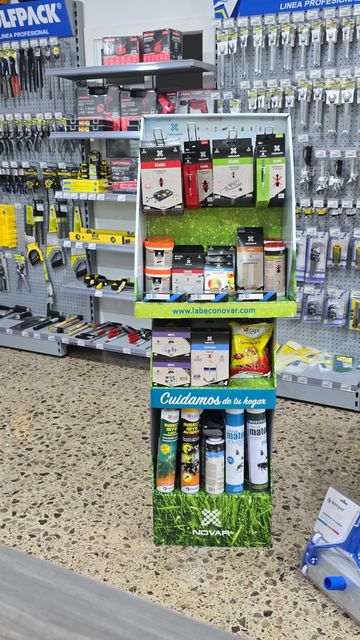 Una exhibición de productos para el cuidado del césped en una tienda.