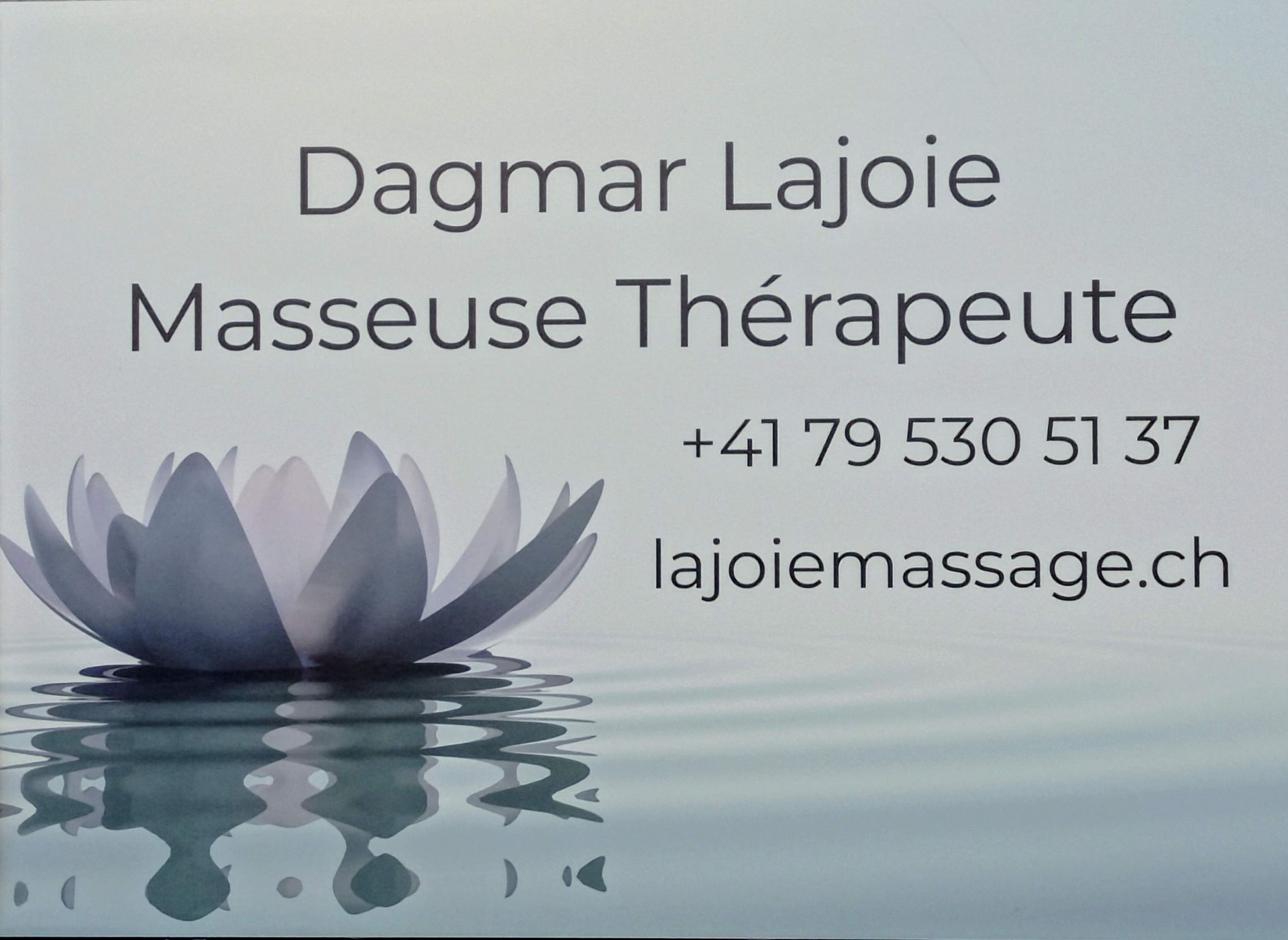 Un logo pour le massage Dagmar Lajoie montre une fleur de lotus dans l'eau