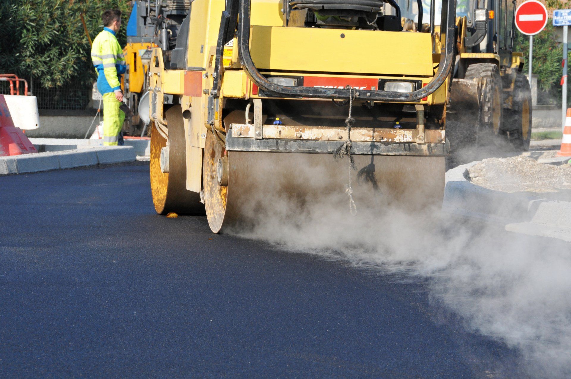 Rouleau compacteur lors de la création d'un parking