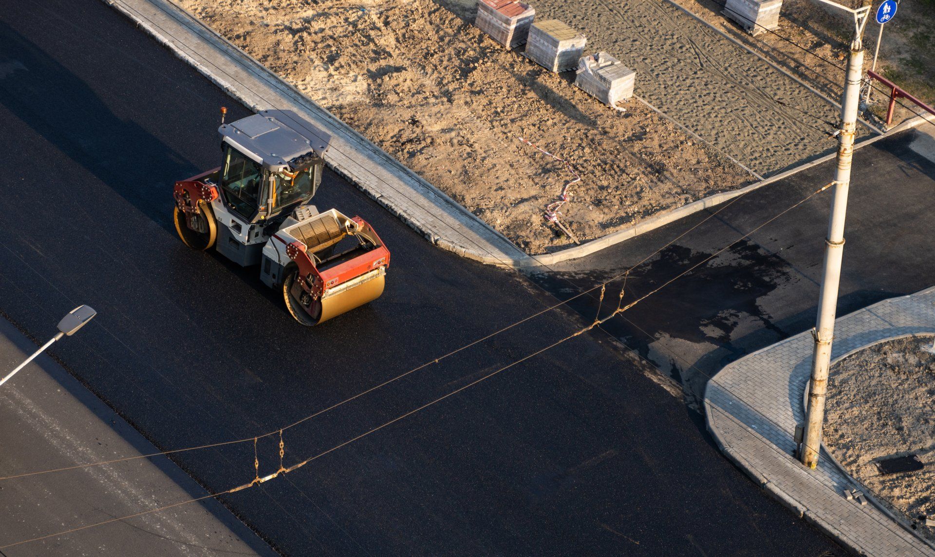 Enrobeuse étalant le bitume sur une route