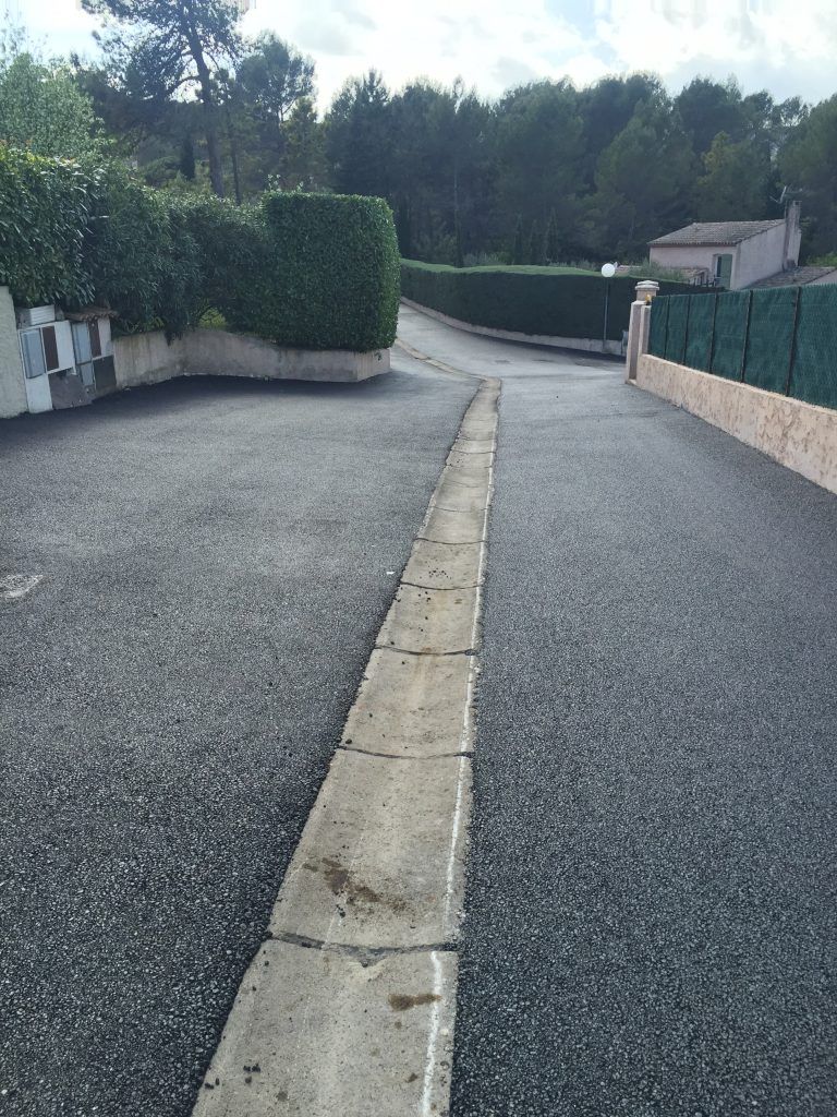 Route résidentielle avec un caniveau