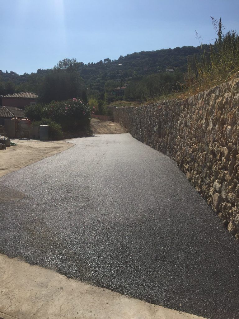 Goudronnage d'une cour de maison
