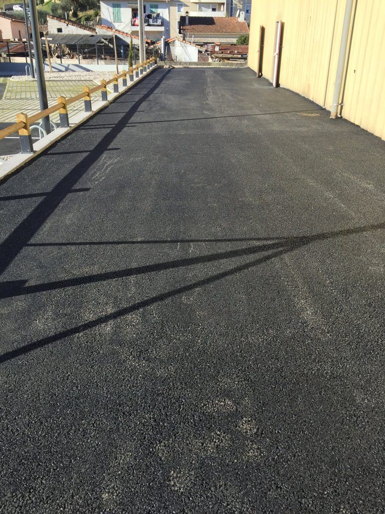 Goudronnage d'un chemin accolé à un bâtiment