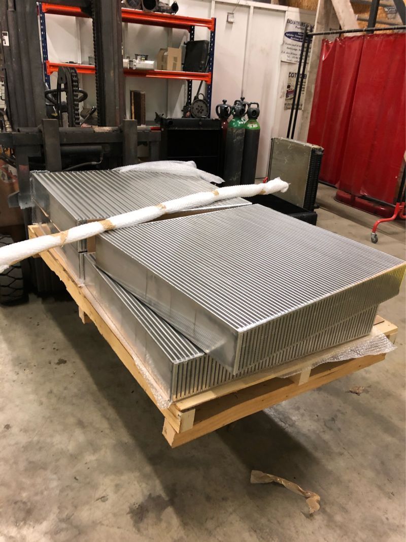 Radiateur automobile en réparation