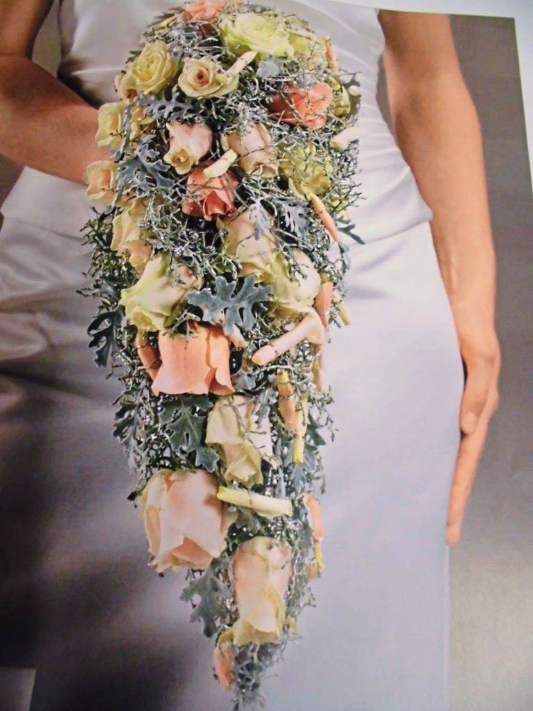 braut mit blumensraub